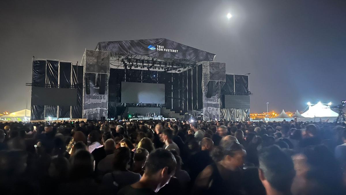 Un momento del apagón en el concierto de Hombres G en Son Fusteret, Palma