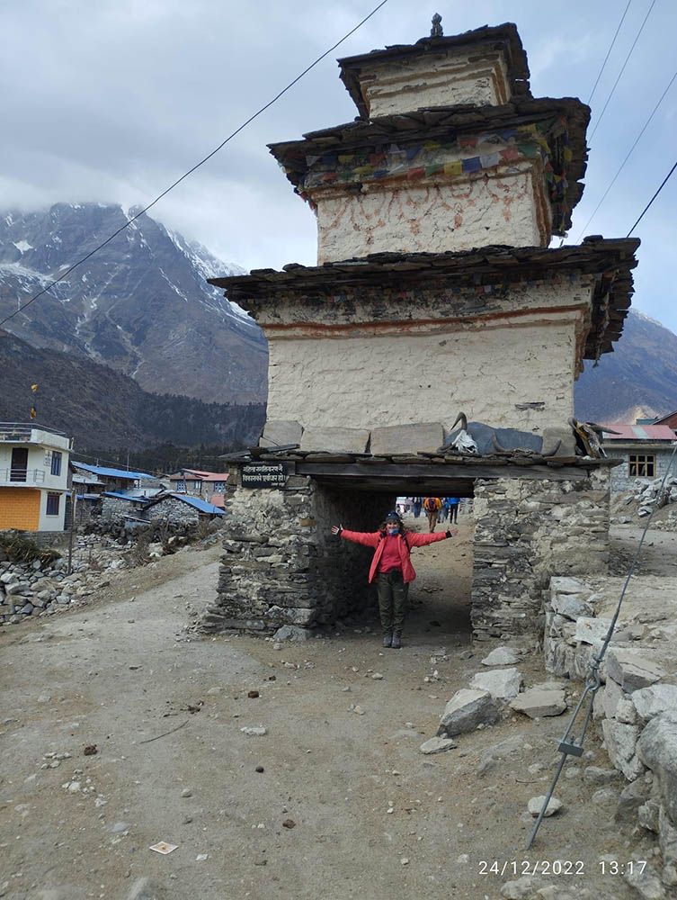 Estupa budista en la aldea de Philim cercana al campo base del Manaslu.