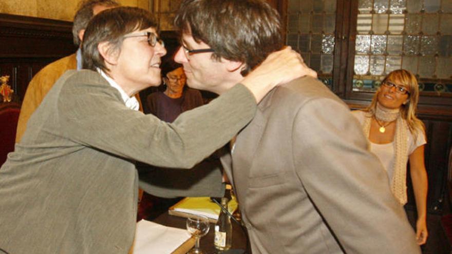 Anna Pagans i Carles Puigdemont se saluden moments abans d&#039;iniciar el darrer ple del mandat.