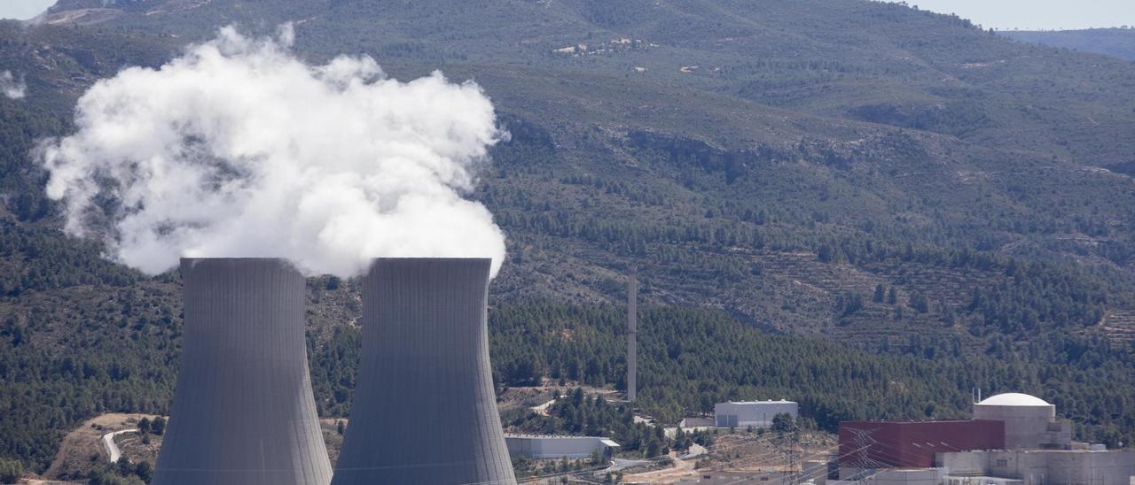 Torres de refrigeración y reactor de la planta nuclear de Cofrentes.