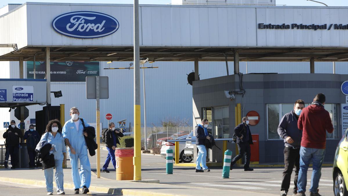 Trabajadores de Ford Almussafes, a su salida de la factoría.