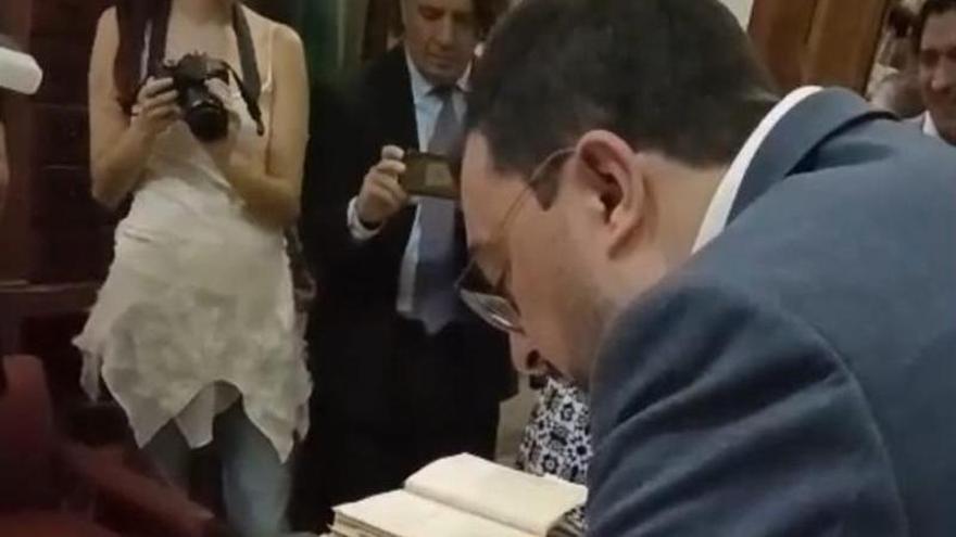 Barbón lee el poema "El Amu", de Matías Conde, en el Ateneo Español en México