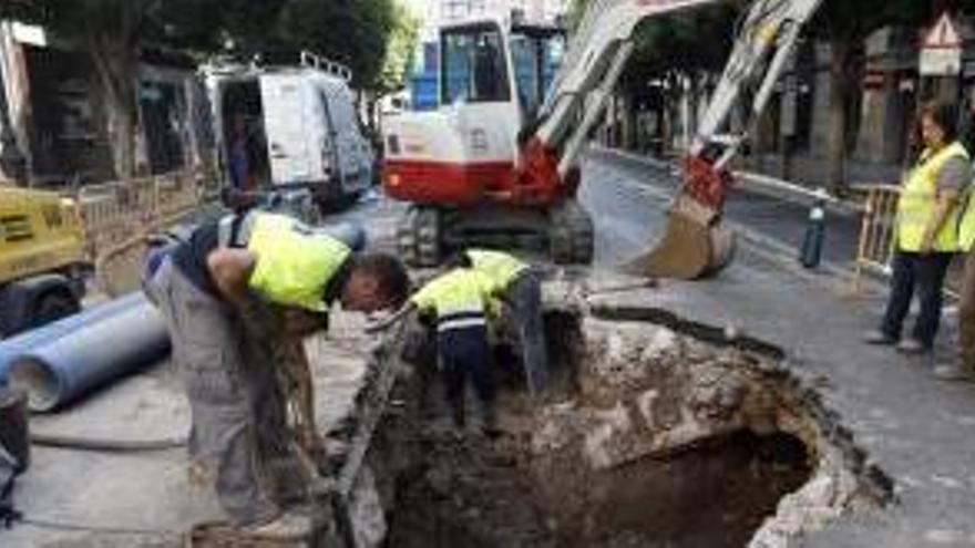 El consistorio inicia las obras para reparar las fugas de agua de Colón