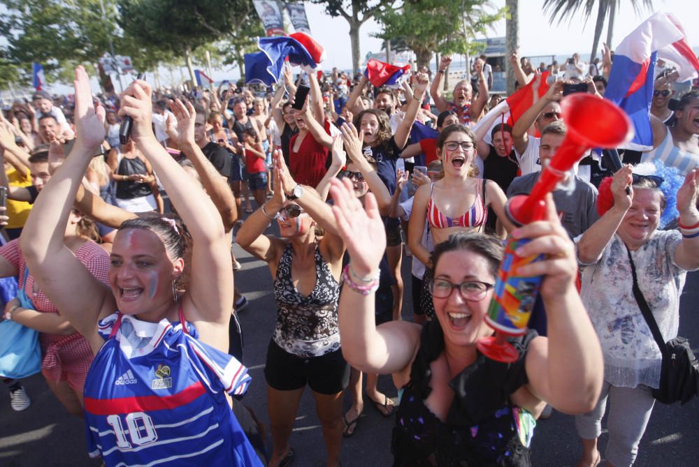 L''afició francesa a Roses celebra la victòria del seu equip al Mundial