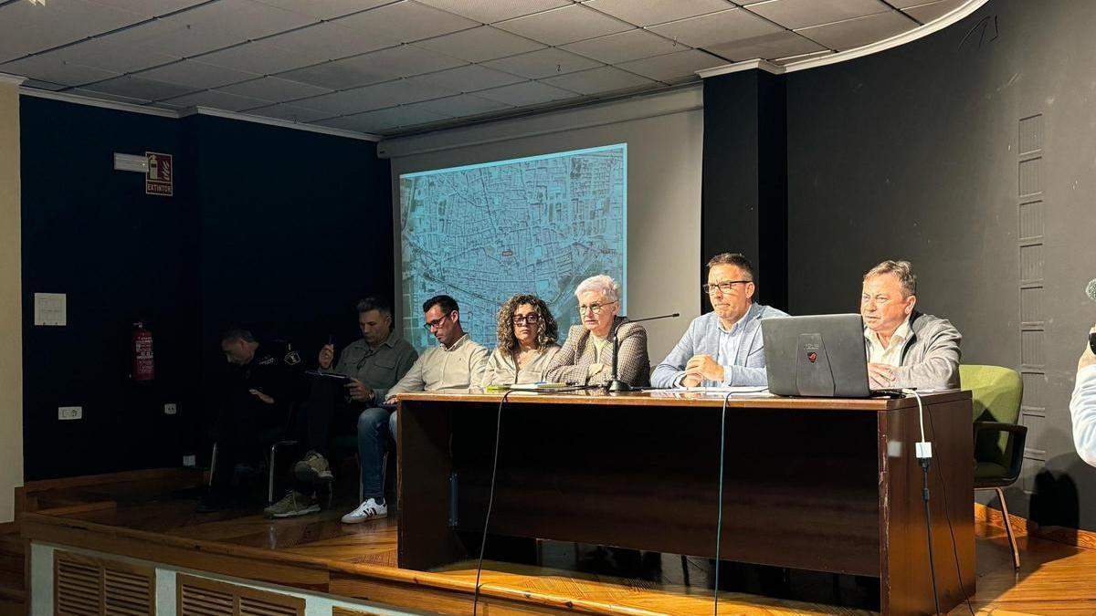 Los representantes del gobierno municipal y los técnicos, en la asamblea informativa.