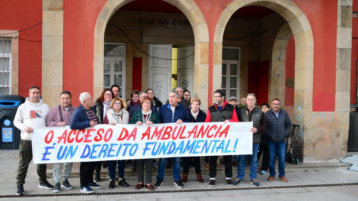 La concentración de los vecinos de A Roza previa al pleno de ayer en Bueu.