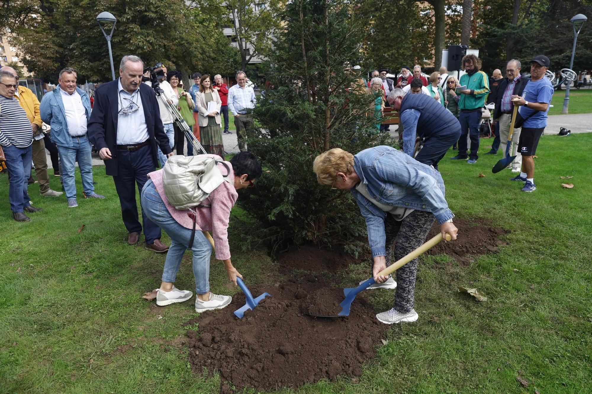 EN IMÁGENES: Avilés dedica una plaza pública a las personas mayores