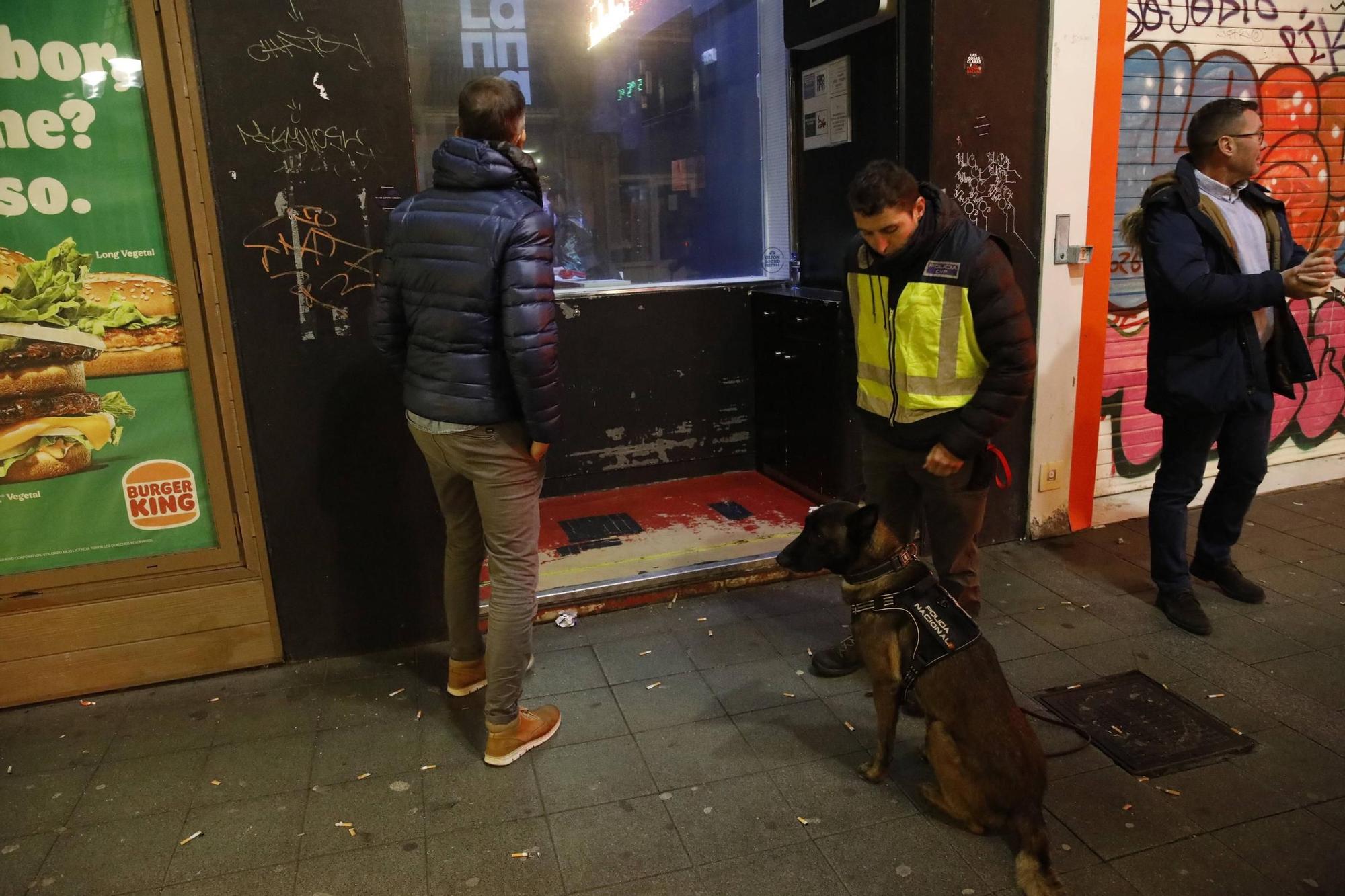 Así vigila la Policía Nacional las zonas de ocio nocturno en Gijón (en imágenes)