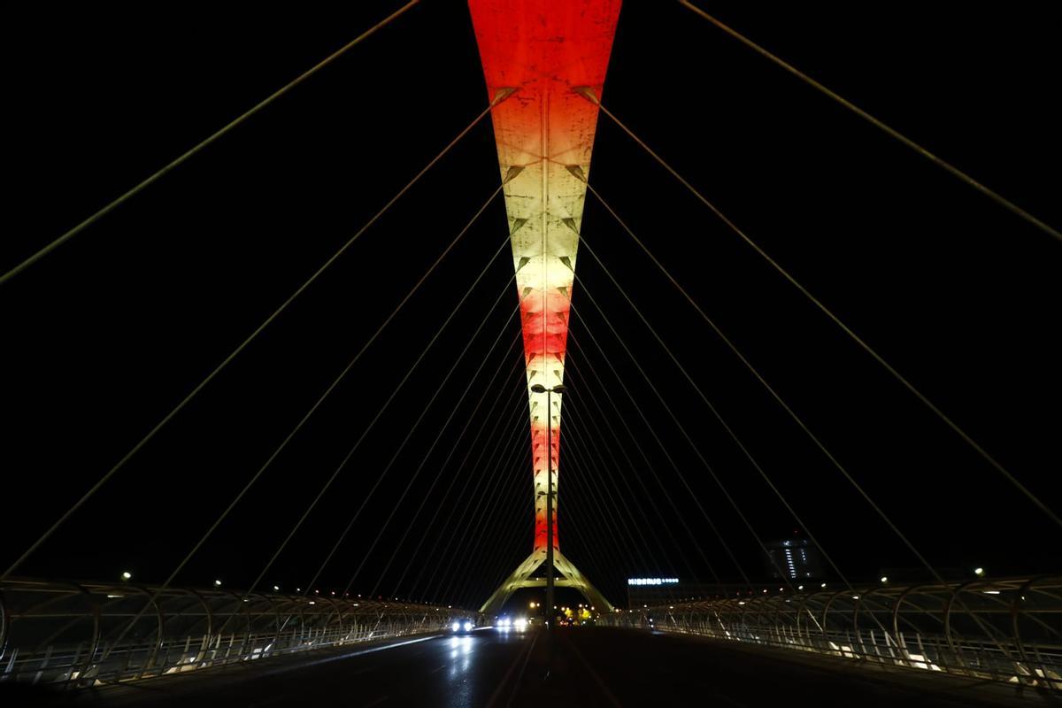 En imágenes | El puente del Tercer Milenio estrena iluminación