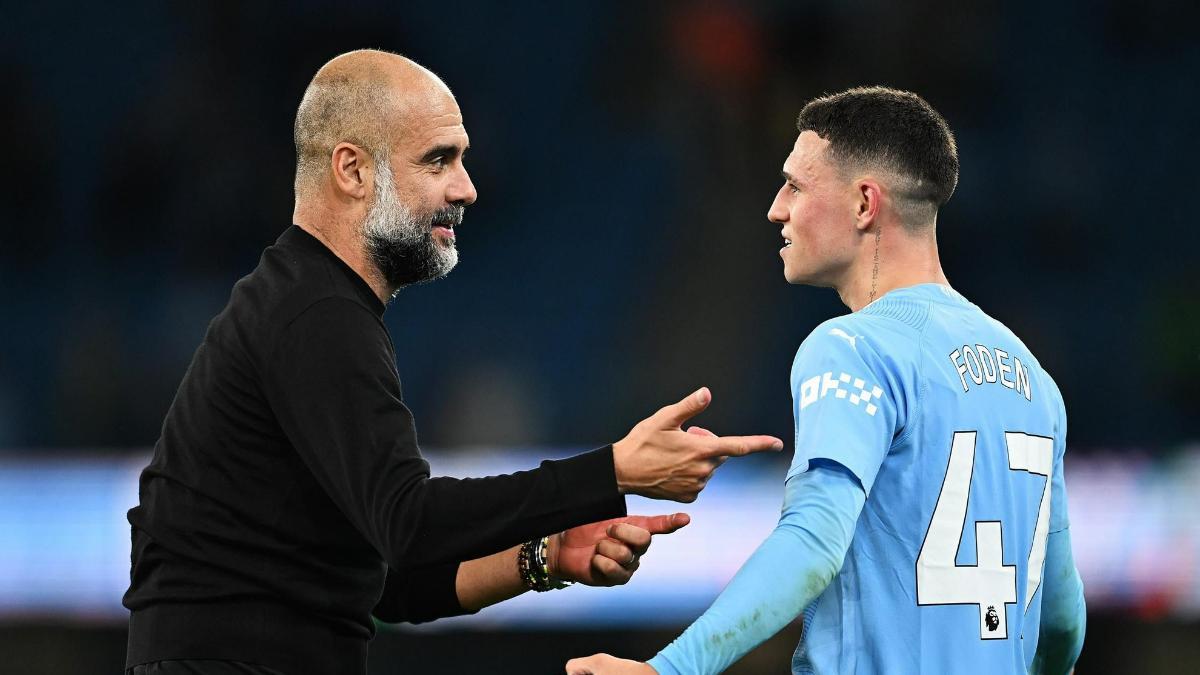 Guardiola, junto a Phil Foden