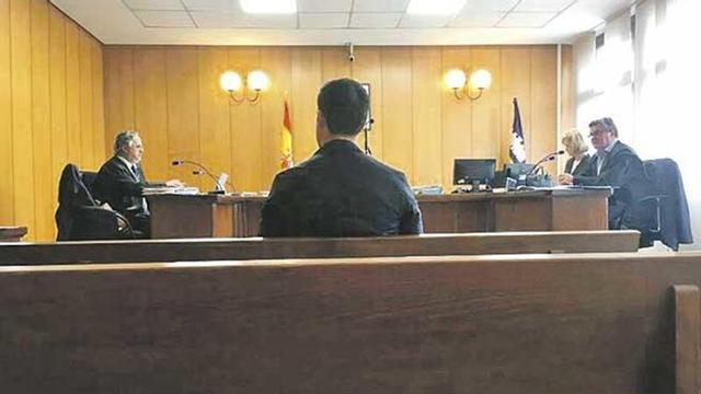 El guardia civil acusado, ayer, durante la primera sesión del juicio en la sede de Vía Alemania.