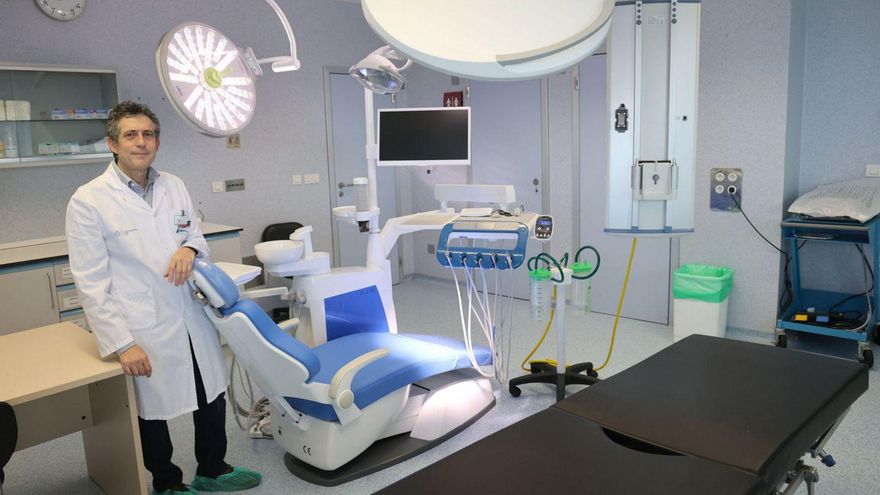 El primer maxilo del Chuvi, el doctor Pedro Martínez, en la sala especial de extracciones con la que ha empezado a funcionar Maxilofacial en el Meixoeiro. |  José Lores