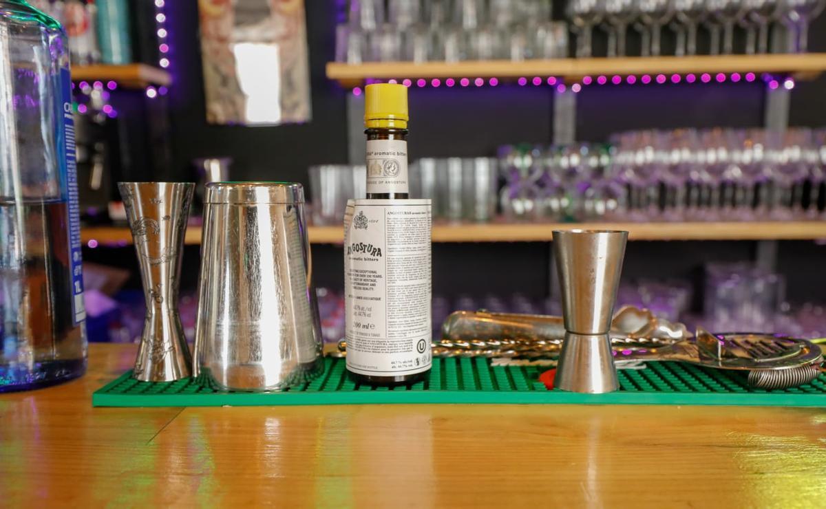 Varios utensilios de coctelería encima de la barra del SOI