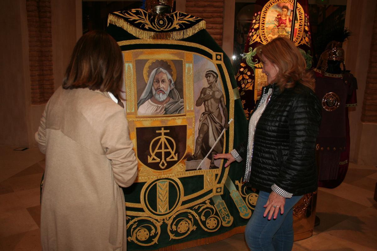 Dos bordadoras contemplan el manto de San Pablo, diseñado por el pintor Miguel García Peñarrubia.