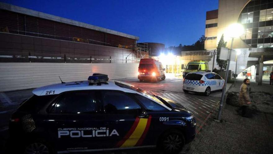 Despliegue de la Policía Local y Nacional en el Hospital de O Salnés el día de la agresión. // Iñaki Abella