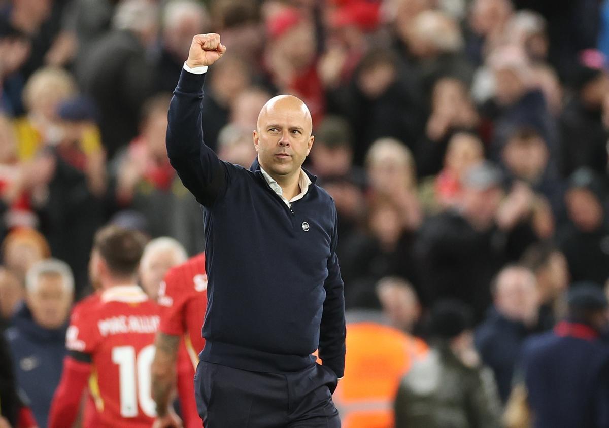 Arne Slot celebrando el triunfo ante el Chelsea