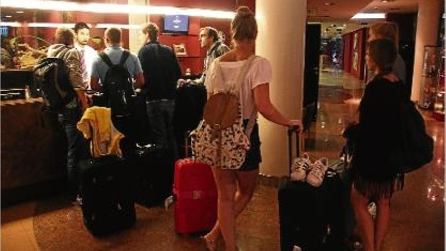 Un grup de turistes en un hotel de Lloret de Mar, per allotjar-s&#039;hi i passar-hi les vacances.