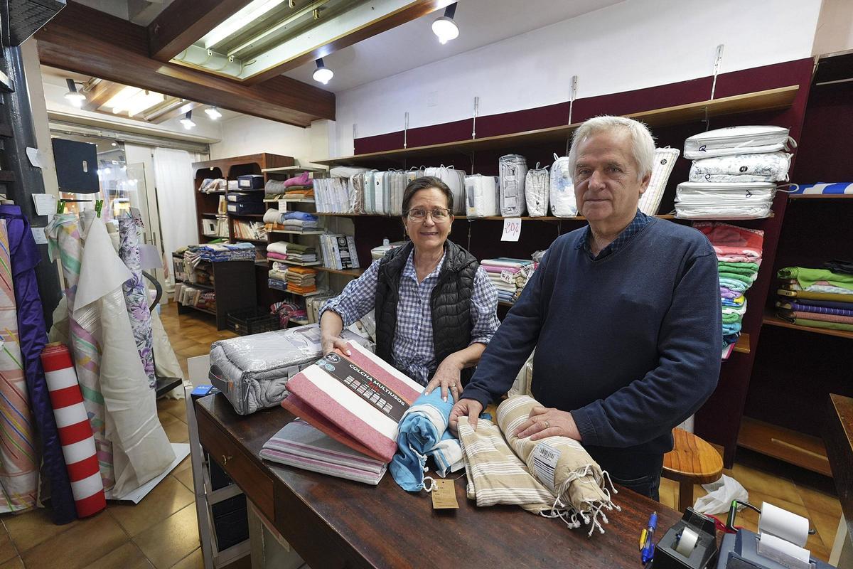 Rosa Maria Campsolinas i el seu marit, Isidre Ferrer, a l'interior de la botiga.