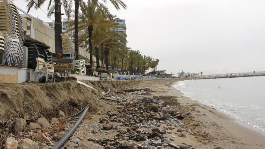 Vista general de la playa La Fontanilla tras el último temporal.