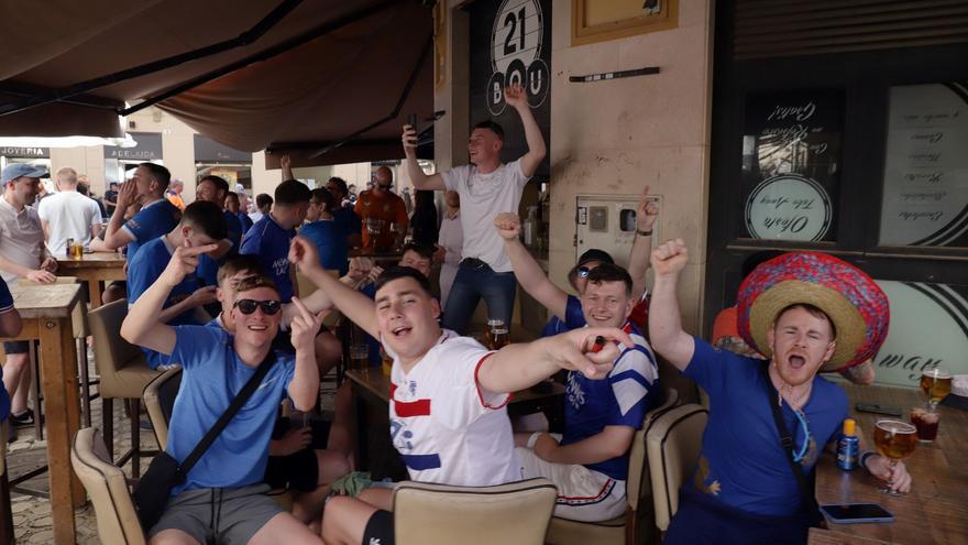 Aficionados del Rangers copan el Centro de Málaga antes de viajar a Sevilla para la final de la Europa League