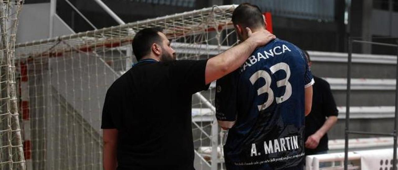 Moyano consuela a Alberto Martín cuando se retiraba lesionado en el partido ante Cisne. |  // GUSTAVO SANTOS
