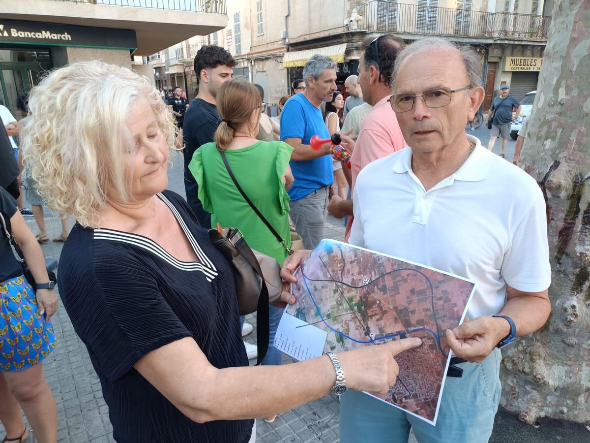 Otros vecinos de sa Pobla afectados por el posible trazado del tren a su paso por 'sa marjal'.