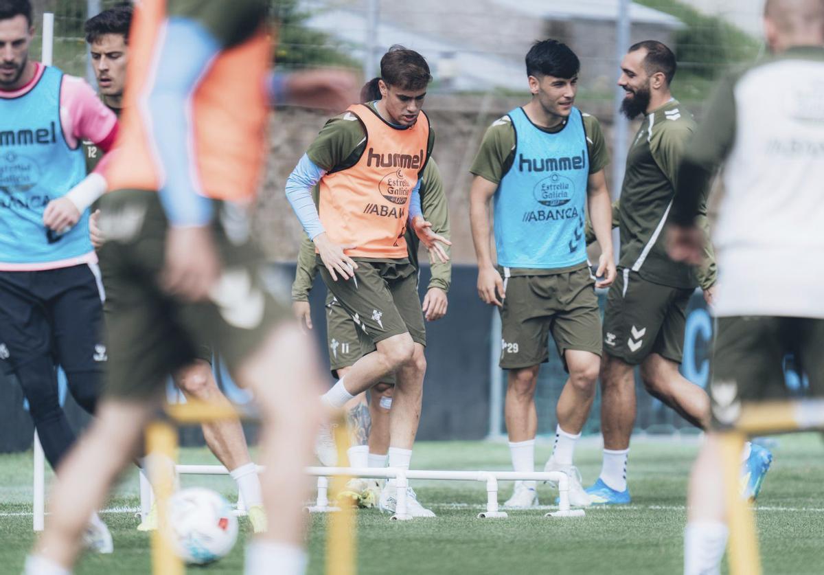 Álvaro Núñez, Yoel Lago y Álvaro Núñez, durante el entrenamiento matinal celebrado este lunes en Afouteza.