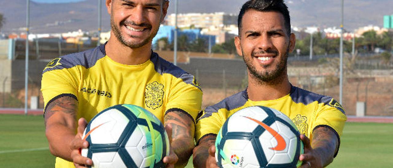 Jonathan Viera -d- posa junto a Vitolo, en el campo de entrenamiento de la UD en El Hornillo.