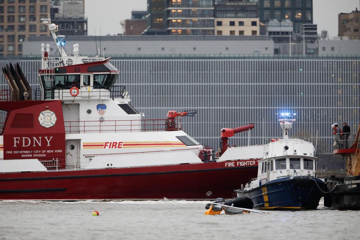 Cinco turistas catalanes y el piloto mueren al caer un helicóptero en el río Hudson de Nueva York