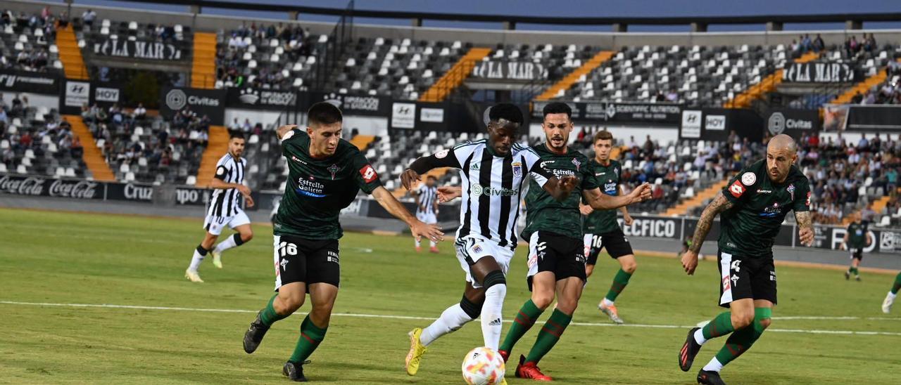 Adilson avanza entre varios jugadores del Racing de Ferrol.