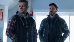 Matt Damon y Casey Affleck, en una escena de Los instigadores (Apple TV)