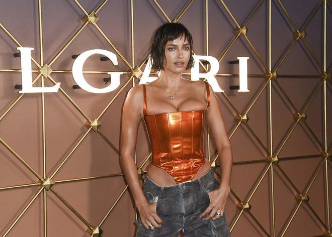 Irina Shayk deslumbra con su melena bob, corpiño metalizado y vaqueros cargo en la fiesta de Bulgari