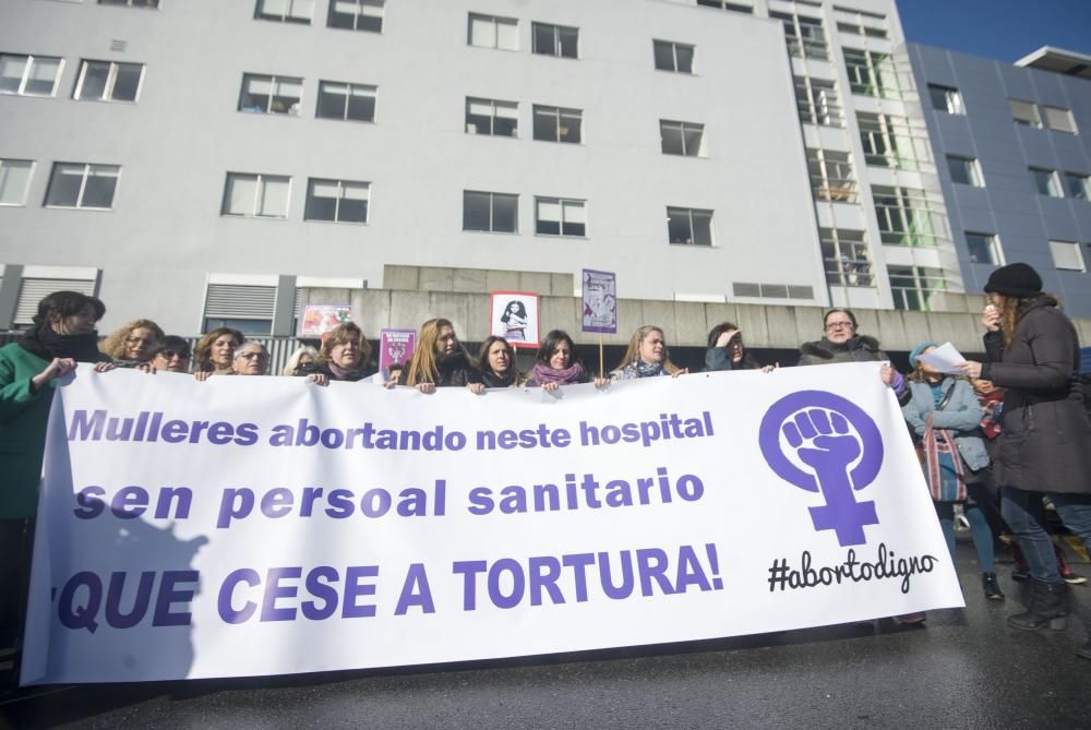 Concentración para reclamar un trato digno a mujeres sometidas a abortos