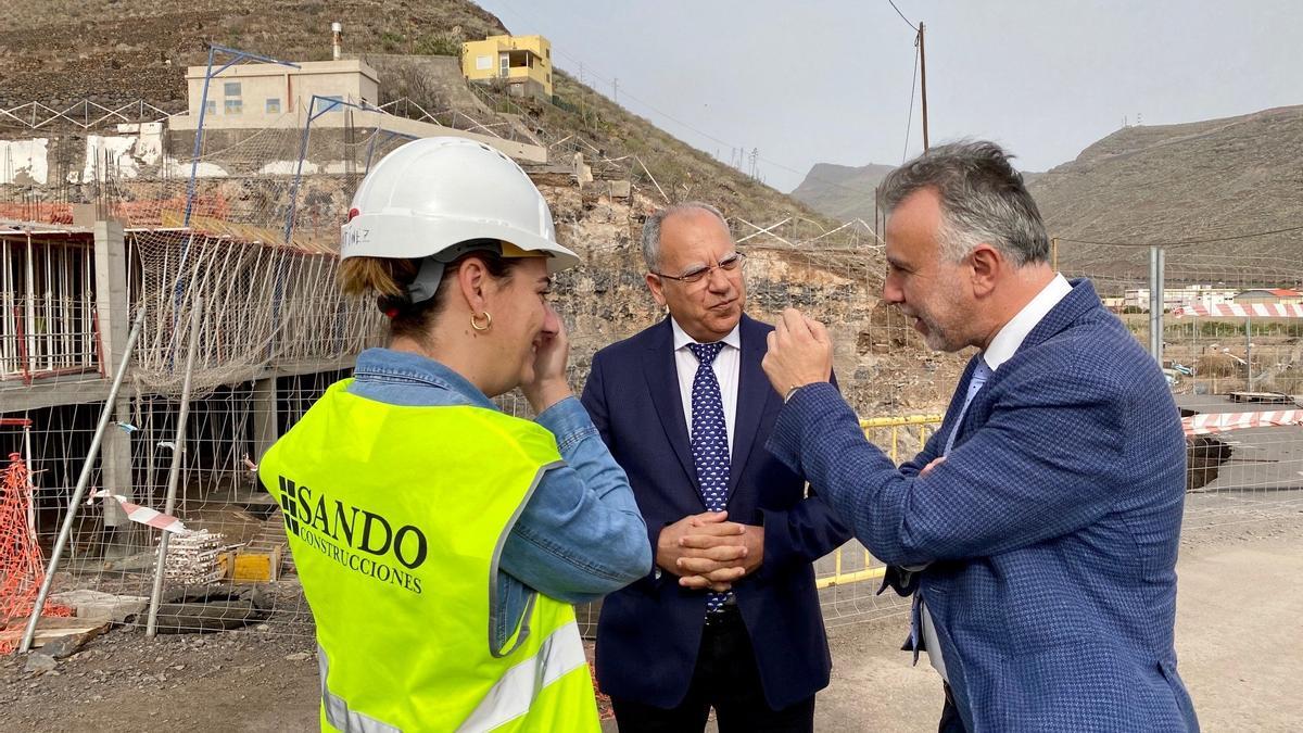 Curbelo y Torres visitan la obra del nuevo centro sociosanitario de La Gomera