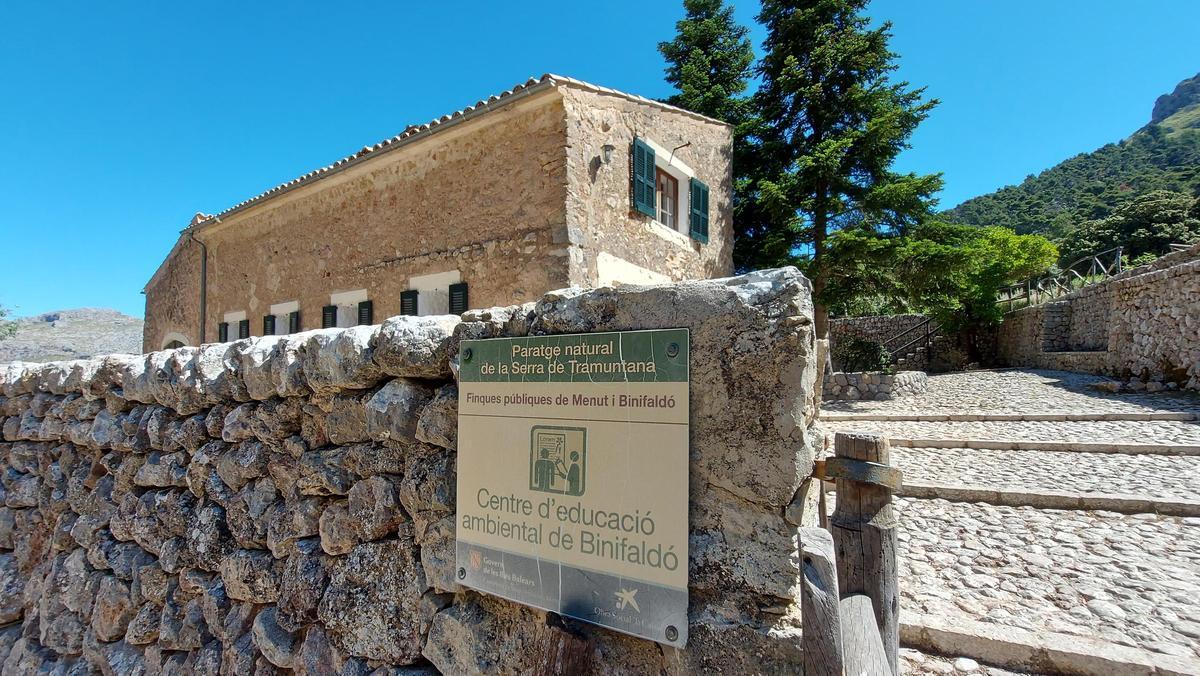 Cases de Binifaldó, ein alter Gutshof, der heute mehrheitlich als Wanderhütte bzw. Gemeinschaftsunterkunft für Gruppen genutzt wird. Cases de Binifaldó, ein alter Gutshof, der heute mehrheitlich als Wanderhütte bzw. Gemeinschaftsunterkunft für Gruppen genutzt wird.