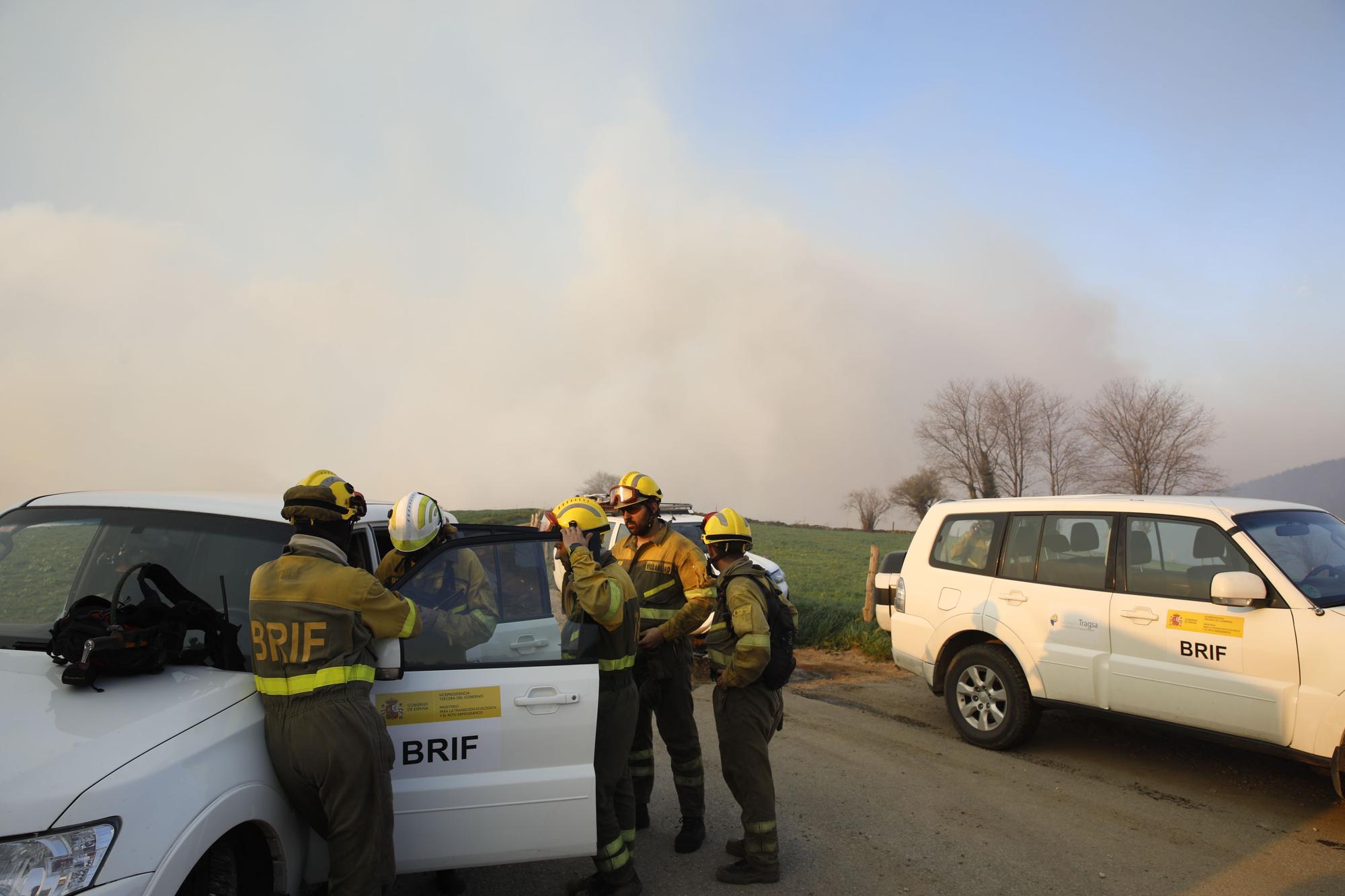 EN IMÁGENES: bomberos, vecinos y la UME luchan contra el preocupante incendio en Tineo