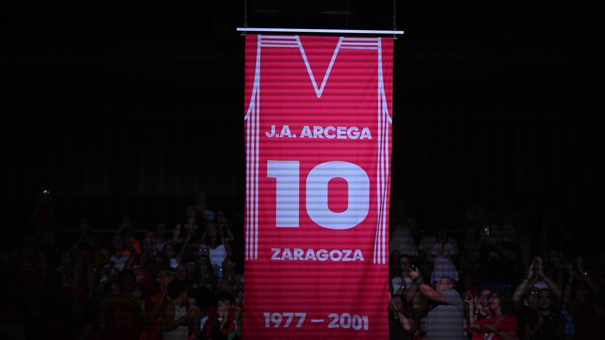 La camiseta cuelga ya en lo alto del pabellón.