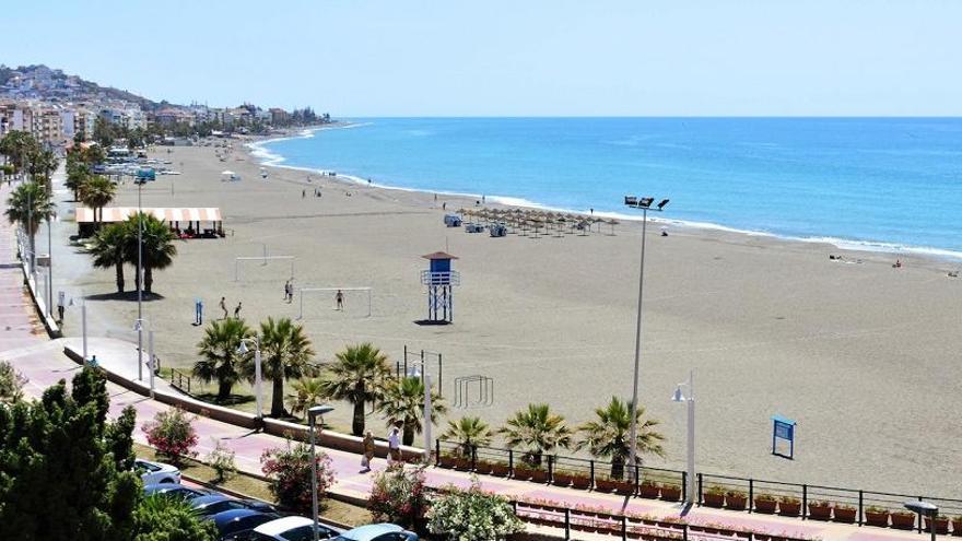 Vista panorámica de una de las principales playas del término municipal de Rincón de la Victoria.