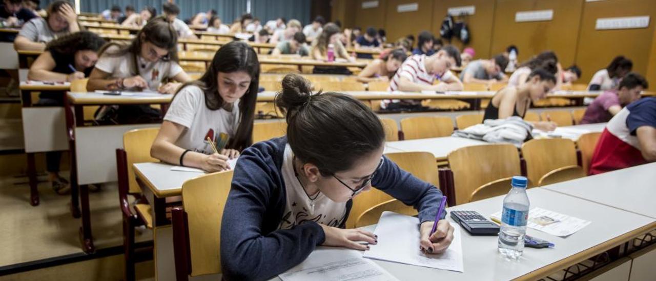 Alumnos examinándose de Matemáticas.