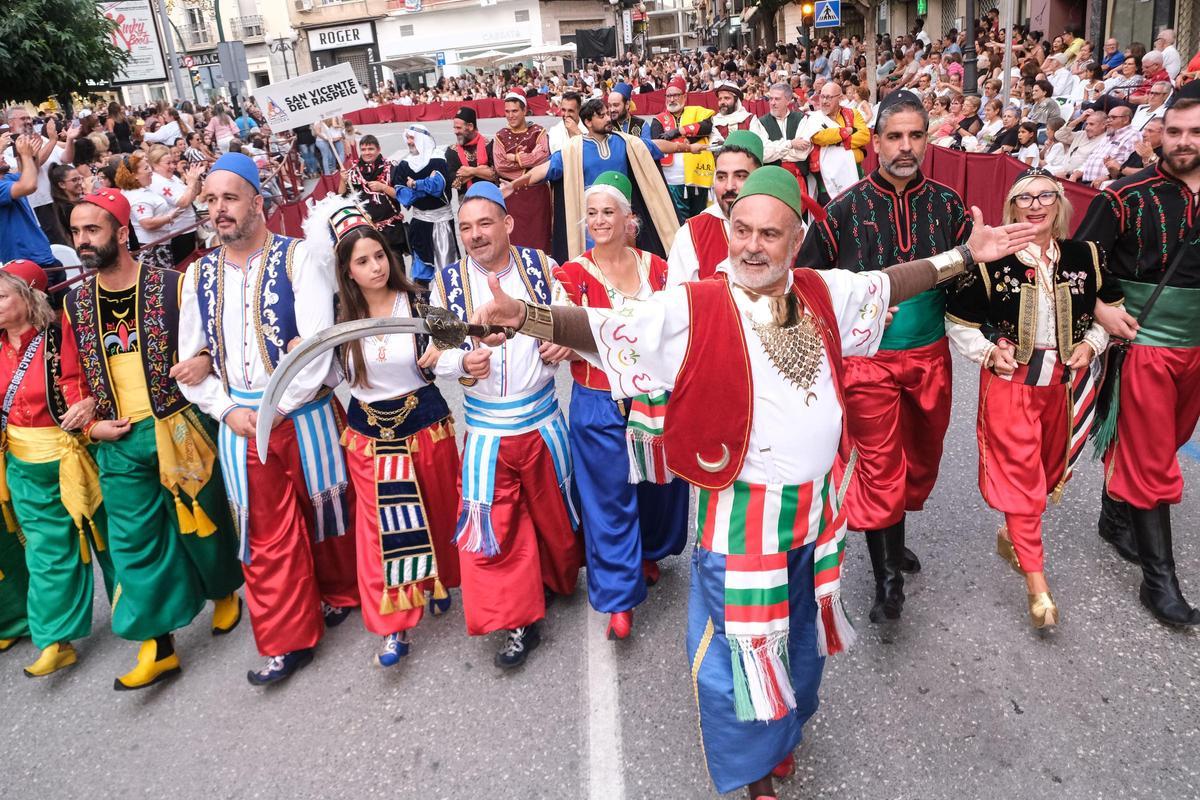 Las mejores imágenes del Desfile del 50 aniversario del Primer Congreso Nacional de Fiestas de Moros y Cristianos en Villena Las mejores imágenes del Desfile del 50 aniversario del Primer Congreso Nacional de Fiestas de Moros y Cristianos en Villena