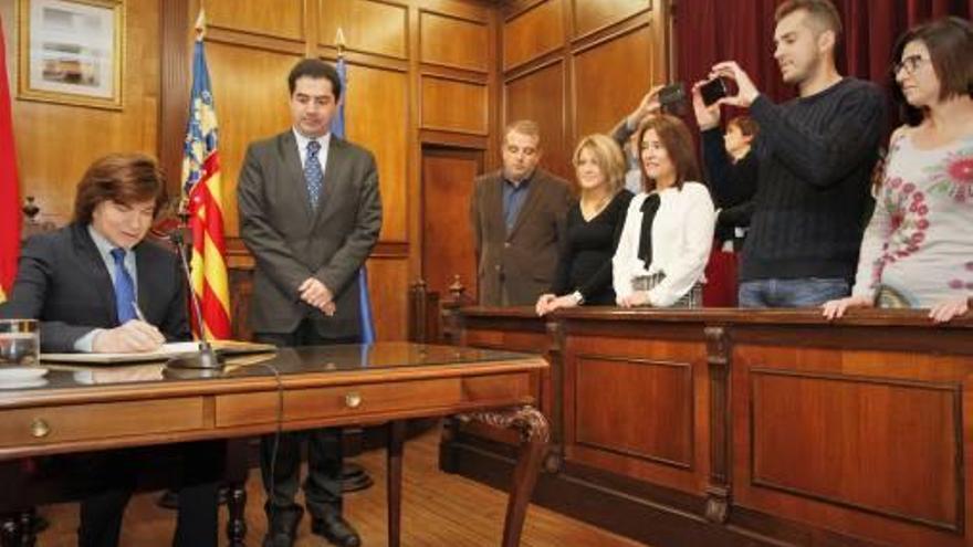 Camilo Sesto destacó la fortaleza de sus raíces en la firma en el libro de oro de Alcoy.