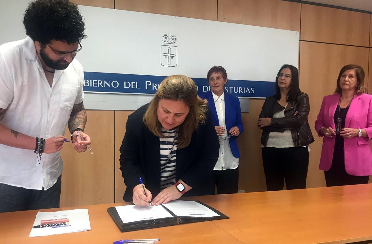 La consejera de Educación, firmando la documentación con los responsables de las direcciones de los centros que tendrán las nuevas aulas