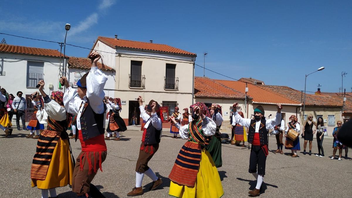 El grupo Coros y Danzas Doña Urraca baila tras la procesión