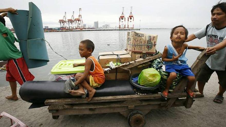 Al menos dos muertos y 520.000 evacuados en Filipinas por el tifón Hagupit