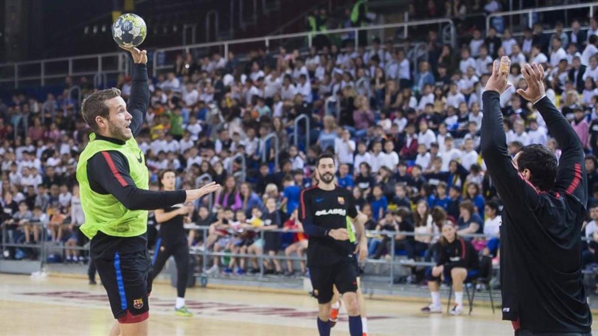 El Barça realizó un partidillo ante la atención de los 2.000 escolares en el Palau