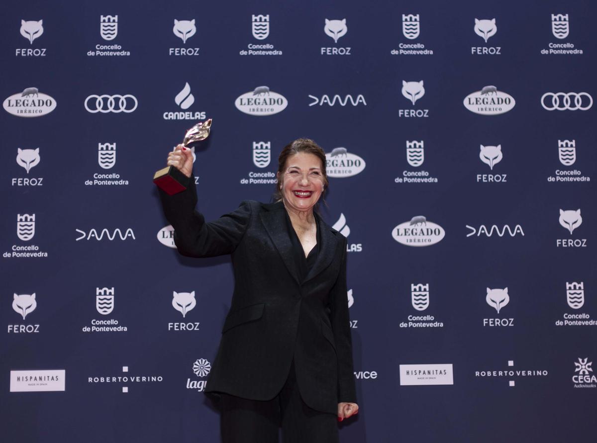 L'actriu Emma Vilarasau mostrant el Feroz a millor protagonista femenina per 'Casa en flames'