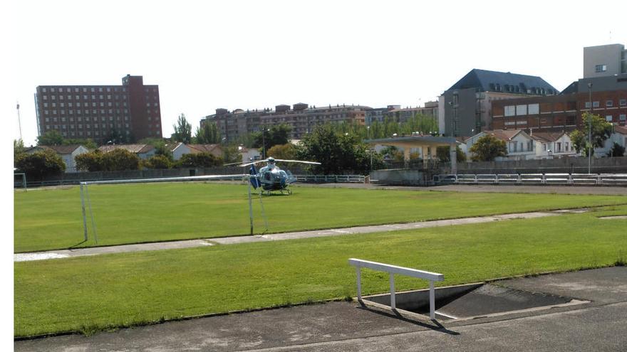 Un helicóptero aterriza en el campo de fútbol del CEI.