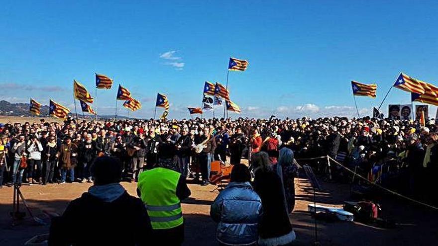 Una gentada a Lledoners abans del trasllat dels presos independentistes