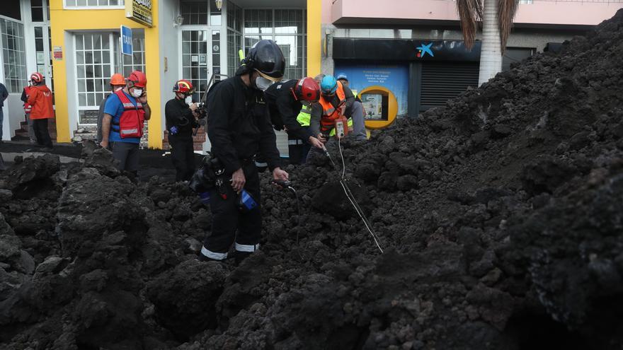 La retirada de lava permitirá vaciar el cruce de La Laguna en un mes