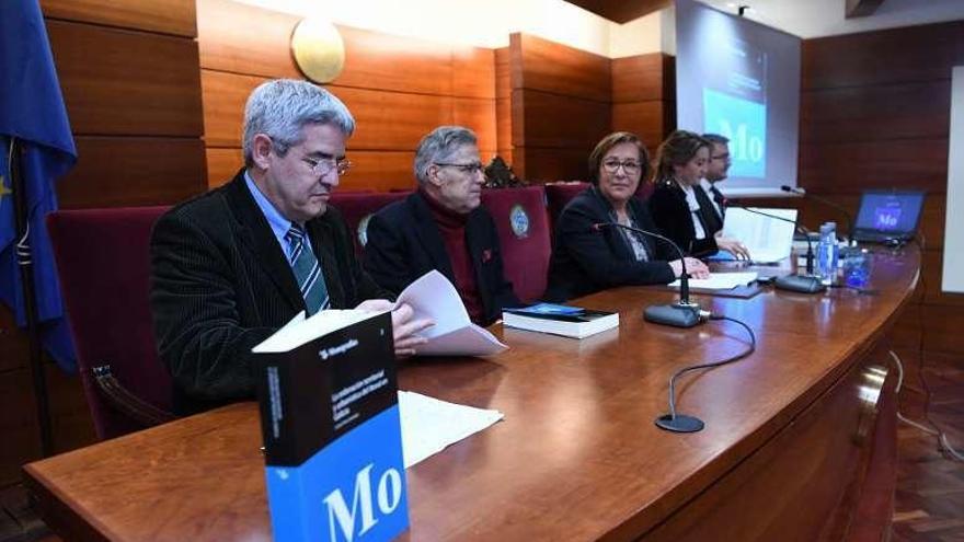 La presentación del libro, ayer, en el Colegio de Abogados.